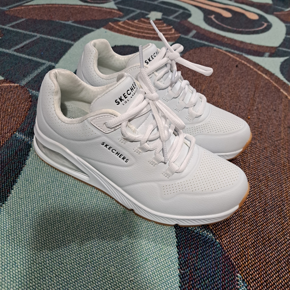 🌈SKECHERS SNEAKERS NWOT/B